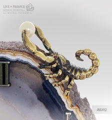 Сlock with bronze scorpion and sea pearl with Swarovski inserts on agate plate and geode agate amethyst sphere on a dolerite base Часы с бронзовым скорпионом и морской жемчужиной со вставками из Swarovski на агатовой пластине и сферы из жеоды аметиста агата на основании из долерита подарок руководителю 
