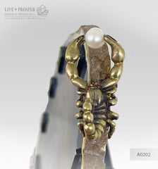 Сlock with bronze scorpion and sea pearl with Swarovski inserts on agate plate and geode agate amethyst sphere on a dolerite base Часы с бронзовым скорпионом и морской жемчужиной со вставками из Swarovski на агатовой пластине и сферы из жеоды аметиста агата на основании из долерита подарок руководителю 
