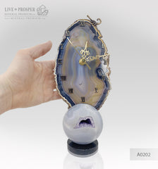 Сlock with bronze scorpion and sea pearl with Swarovski inserts on agate plate and geode agate amethyst sphere on a dolerite base Часы с бронзовым скорпионом и морской жемчужиной со вставками из Swarovski на агатовой пластине и сферы из жеоды аметиста агата на основании из долерита подарок руководителю 