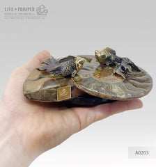 Bronze goldfish couple figures with demantoids inserts with ammonite on a dolerite plate - Yin and yang Бронзовая пара "Золотых" рыбок со вставками из демантоидов с аммонитом на пластине из долерита - Инь и Ян подарок на новоселье талисман на деньги mineral_premium Минерал Премиум подарок руководителю магнит на деньги 