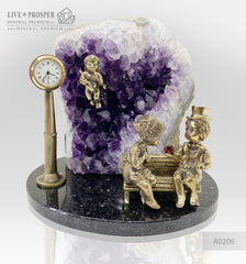 Wedding gift подарок на свадьбу подарок на юбилей Bronze cupid and sweethearts on a bench with garnet heart and clock on geode agate amethyst druzy background on a dolerite plate Бронзовые амур и влюбленные на лавке с сердцем из граната и часами с агата жеодой аметистовой друзой на пластине из долерита Минерал премиум Mineral Premium