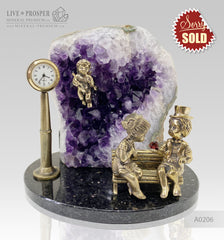 Wedding gift подарок на свадьбу подарок на юбилей Bronze cupid and sweethearts on a bench with garnet heart and clock on geode agate amethyst druzy background on a dolerite plate Бронзовые амур и влюбленные на лавке с сердцем из граната и часами с агата жеодой аметистовой друзой на пластине из долерита Минерал премиум Mineral Premium