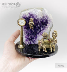 Wedding gift подарок на свадьбу подарок на юбилей Bronze cupid and sweethearts on a bench with garnet heart and clock on geode agate amethyst druzy background on a dolerite plate Бронзовые амур и влюбленные на лавке с сердцем из граната и часами с агата жеодой аметистовой друзой на пластине из долерита Минерал премиум Mineral Premium