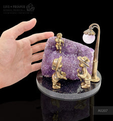 The wedding gift - Bronze cupid and sweethearts with a rose flower geode agate amethyst druzy background on a dolerite plate Подарок на свадьбу - Бронзовые амур и влюбленные c розой с агата жеодой аметистовой друзой на пластине из долерита מתנה לחתונה - קופידון מברונזה ואוהבים וורד עם אמט גאוד אמטיסט דרוז על בסיס דולריט