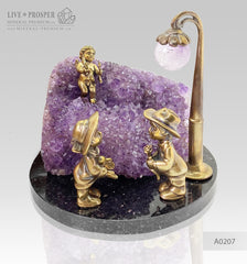 The wedding gift - Bronze cupid and sweethearts with a rose flower geode agate amethyst druzy background on a dolerite plate Подарок на свадьбу - Бронзовые амур и влюбленные c розой с агата жеодой аметистовой друзой на пластине из долерита מתנה לחתונה - קופידון מברונזה ואוהבים וורד עם אמט גאוד אמטיסט דרוז על בסיס דולריט