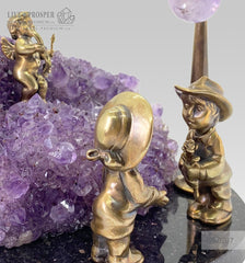 The wedding gift - Bronze cupid and sweethearts with a rose flower geode agate amethyst druzy background on a dolerite plate Подарок на свадьбу - Бронзовые амур и влюбленные c розой с агата жеодой аметистовой друзой на пластине из долерита מתנה לחתונה - קופידון מברונזה ואוהבים וורד עם אמט גאוד אמטיסט דרוז על בסיס דולריט