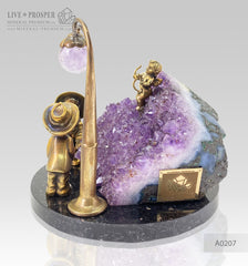 The wedding gift - Bronze cupid and sweethearts with a rose flower geode agate amethyst druzy background on a dolerite plate Подарок на свадьбу - Бронзовые амур и влюбленные c розой с агата жеодой аметистовой друзой на пластине из долерита מתנה לחתונה - קופידון מברונזה ואוהבים וורד עם אמט גאוד אמטיסט דרוז על בסיס דולריט