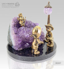 The wedding gift - Bronze cupid and sweethearts with a rose flower geode agate amethyst druzy background on a dolerite plate Подарок на свадьбу - Бронзовые амур и влюбленные c розой с агата жеодой аметистовой друзой на пластине из долерита מתנה לחתונה - קופידון מברונזה ואוהבים וורד עם אמט גאוד אמטיסט דרוז על בסיס דולריט