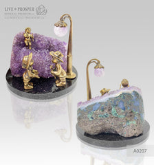 The wedding gift - Bronze cupid and sweethearts with a rose flower geode agate amethyst druzy background on a dolerite plate Подарок на свадьбу - Бронзовые амур и влюбленные c розой с агата жеодой аметистовой друзой на пластине из долерита מתנה לחתונה - קופידון מברונזה ואוהבים וורד עם אמט גאוד אמטיסט דרוז על בסיס דולריט