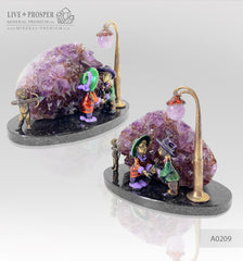 Bronze composition of cupid and sweethearts with a rose flower and street light within geode agate amethyst druzy background and amethyst sphere of amethyst on a dolerite plate Бронзовая композиция с амуром, влюблёнными c розой и уличным фонарём на фоне агата жеода аметистовой друзы и сферой из аметиста на пластине из долерита