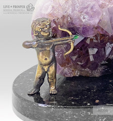 Bronze composition of cupid and sweethearts with a rose flower and street light within geode agate amethyst druzy background and amethyst sphere of amethyst on a dolerite plate Бронзовая композиция с амуром, влюблёнными c розой и уличным фонарём на фоне агата жеода аметистовой друзы и сферой из аметиста на пластине из долерита