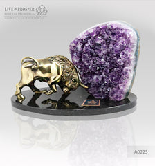 Bronze bull with agate geode amethyst on a dolerite plate Бронзовый бык с жеодой агата аметистовой друзой на пластине из долерита