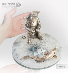 Gift for fisherman  Bronze figures of fisherman and sturgeon with demantoid inserts on agate and marvel plates Agate with bronze Подарок рыбаку Бронзовые рыбак и осётр со вставками из демантоидов на агатовой и мраморной пластинах агат с бронзой кабинетная скульптура 