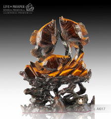Solid tiger's eye carving of fish family playing under the sea on a wooden stand Стая рыб играющая на морском дне из тигрового глаза на деревянной подставке