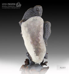 Solid Agate carving of Two owls on a branch with Amethyst Druze hollow on a Wooden stand Два филина на ветке из агата с аметистовой друзой на деревянной подставке  שני ינשופי נשרים על ענף אגת עם דרוז אמטיסט על מעמד עץ