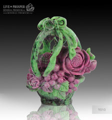 Solid ruby zoisite carving of wedding basket with flowers, berries and cicada on a Wooden stand Свадебная корзинка с цветами, ягодами и цикадой из рубин-цоизита на деревянной подставке рубин-цоизит резьба по камню оберег для дома подарок на свадьбу 