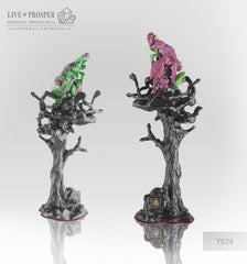 Gift Minerals Solid ruby zoisite carving of parrots couple with roses on a wooden stand Подарки из минералов рубин-цоизита Влюблённая Парочка Попугаев с Розами  на деревянной подставке