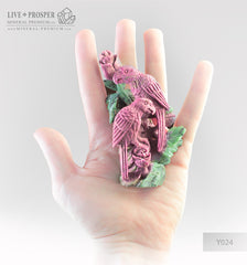 Gift Minerals Solid ruby zoisite carving of parrots couple with roses on a wooden stand Подарки из минералов рубин-цоизита Влюблённая Парочка Попугаев с Розами  на деревянной подставке